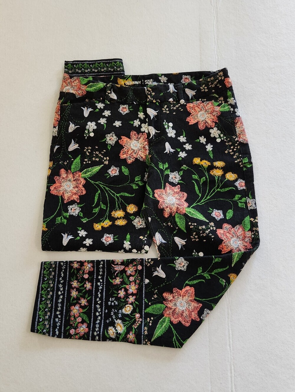 Old Navy Black Floral Pixie Mid-Rise Pants Size 10